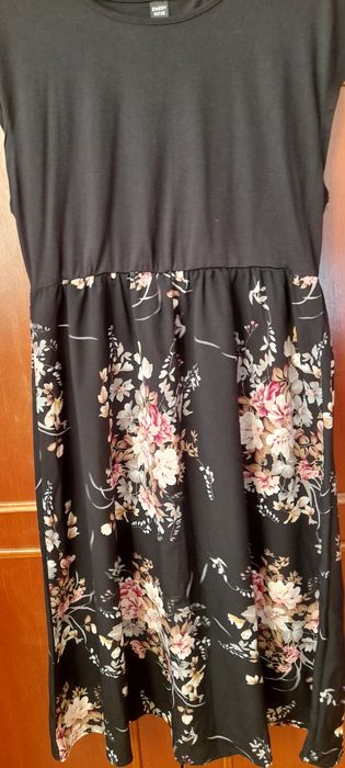 Vând rochie nouă fără eticheta  si una f putin folositași o fusta mari