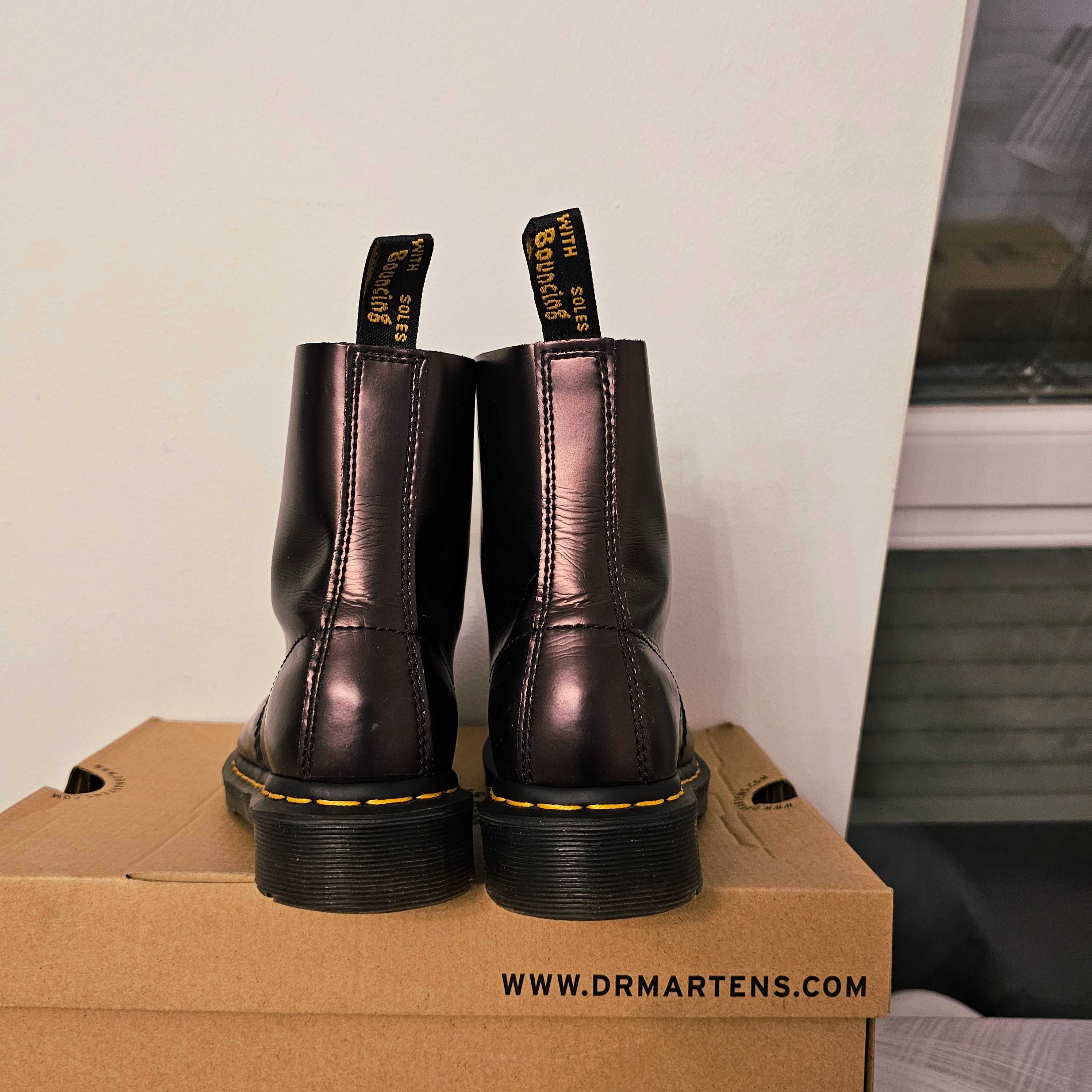 Bocanci Dr Martens Red Chroma piele  220 lei
