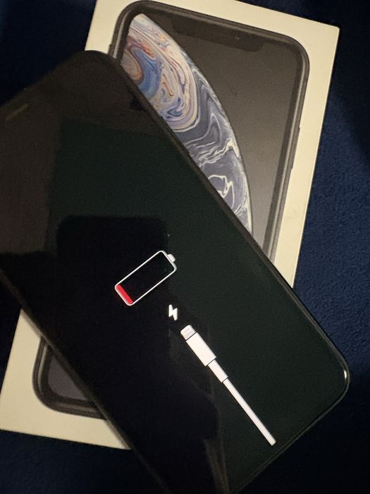 IPhone XR с документами