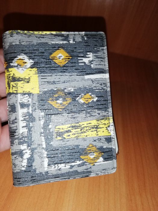 Много стари карти за пътуване.