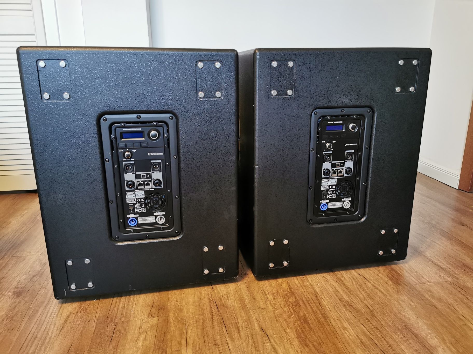 Vând 2 subwoofere active 18 inchi Turbosound IQ18B +huse, roți,cabluri