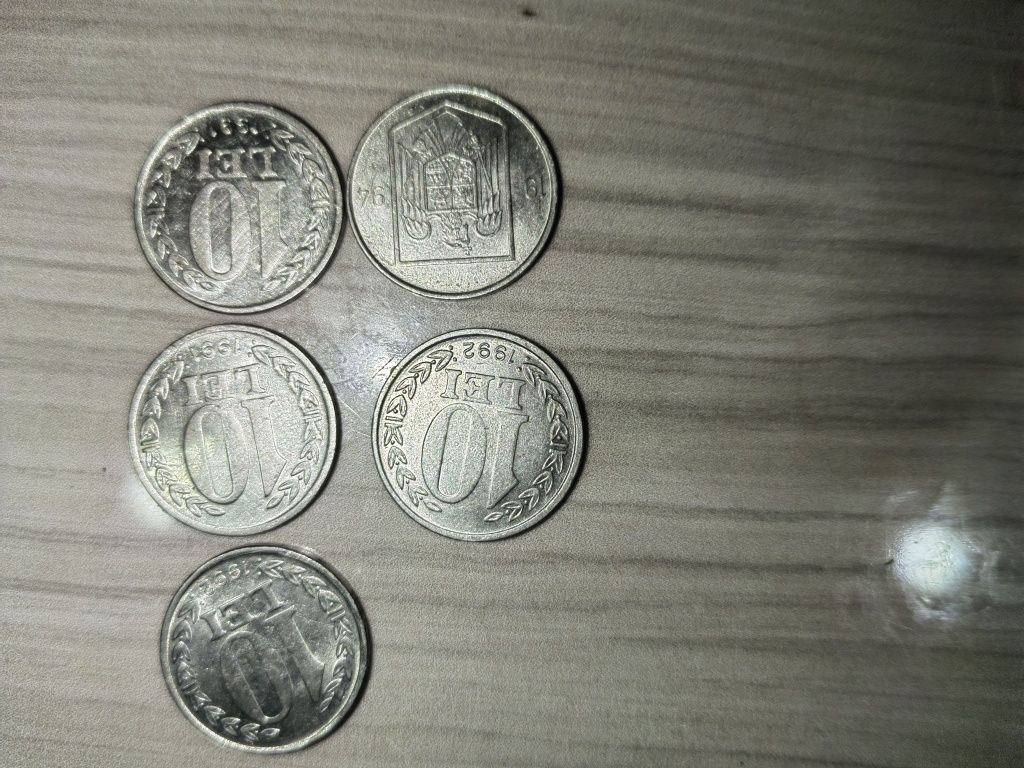 Vând monezi vechi pentru colecție
