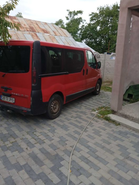 Vând Opel vivaro 8+1