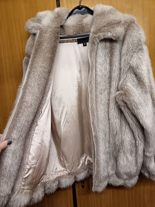 Палто с косъм бежово