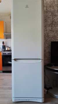 Холодильник Indesit.