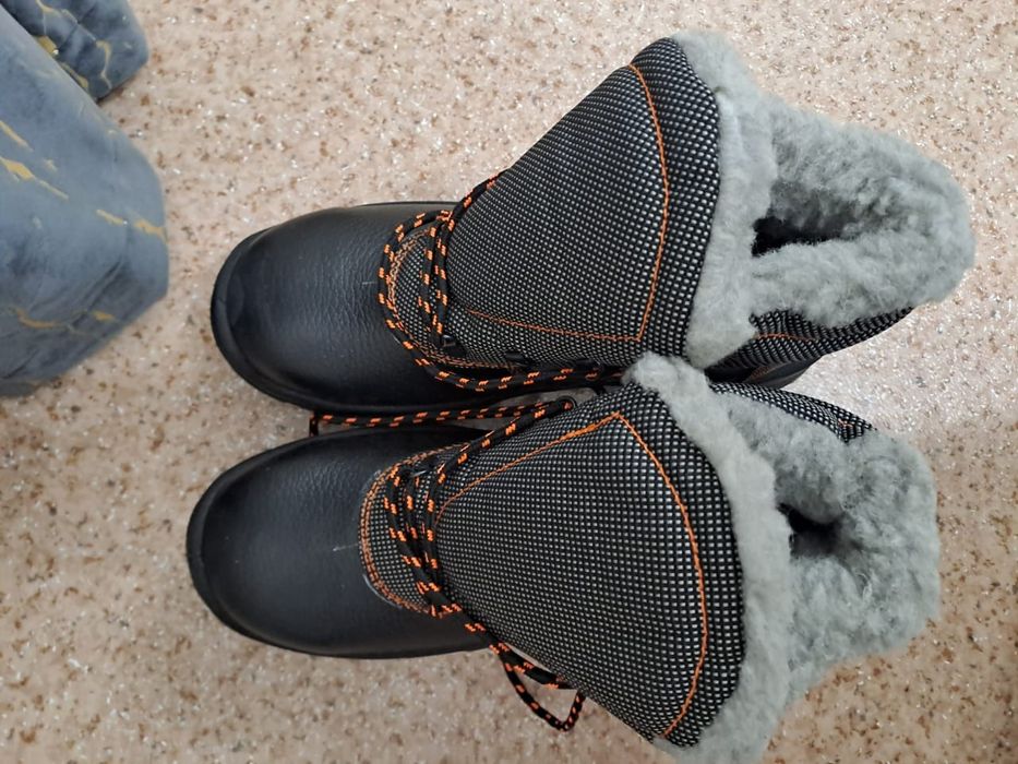 Продается Зимние рабочие ботинки с мехом 41 размера
Продается 
-