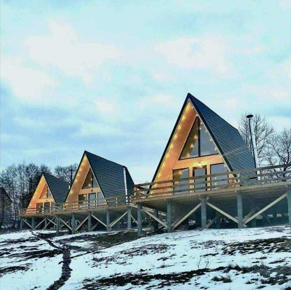 Case si Cabane A-Frame din structura de lemn de vanzare la comanda