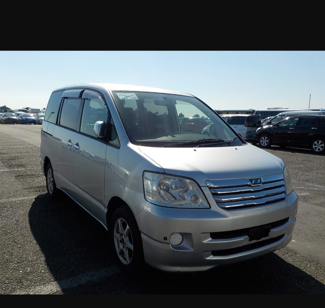 Продам машину Toyota Noah