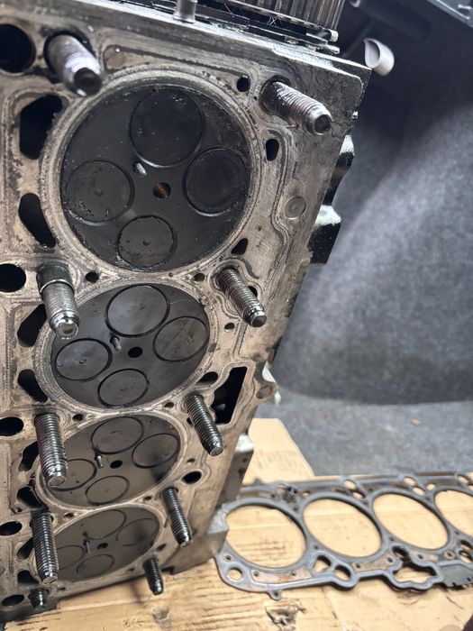 Chiulasa cu 2 axe cu came