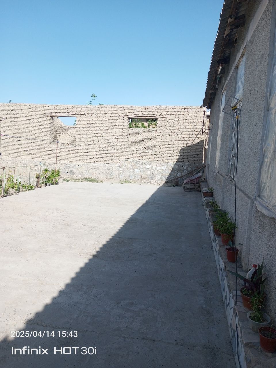 Hovli sotiladi 15 sotix.