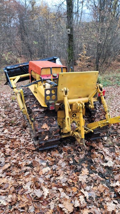 Mini buldozer ( tractor mic pe șenile cu lamă )