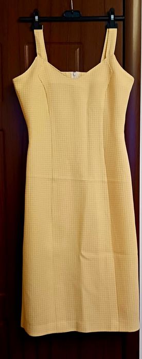 Елегантна рокля в жълто