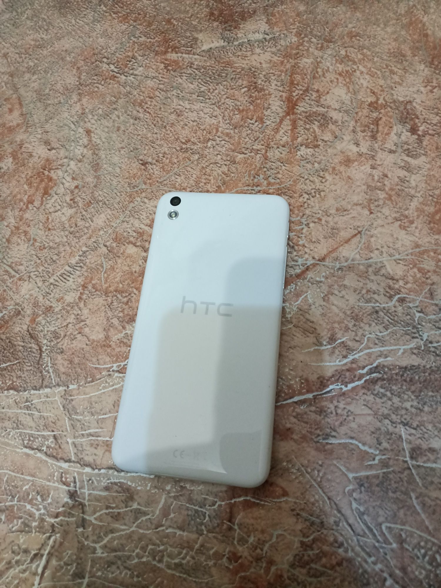 Продам смартфон HTC