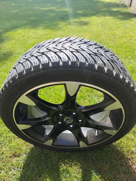 Set anvelope (cauciucuri) iarna Nokian cu tinte (tepi,ghimpi,cuie)