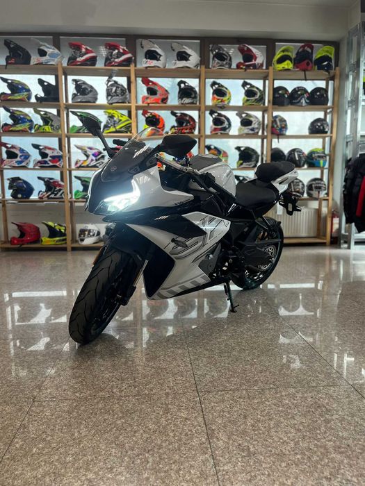 Motocicleta sport incepatori, CFMOTO 300SR ABS