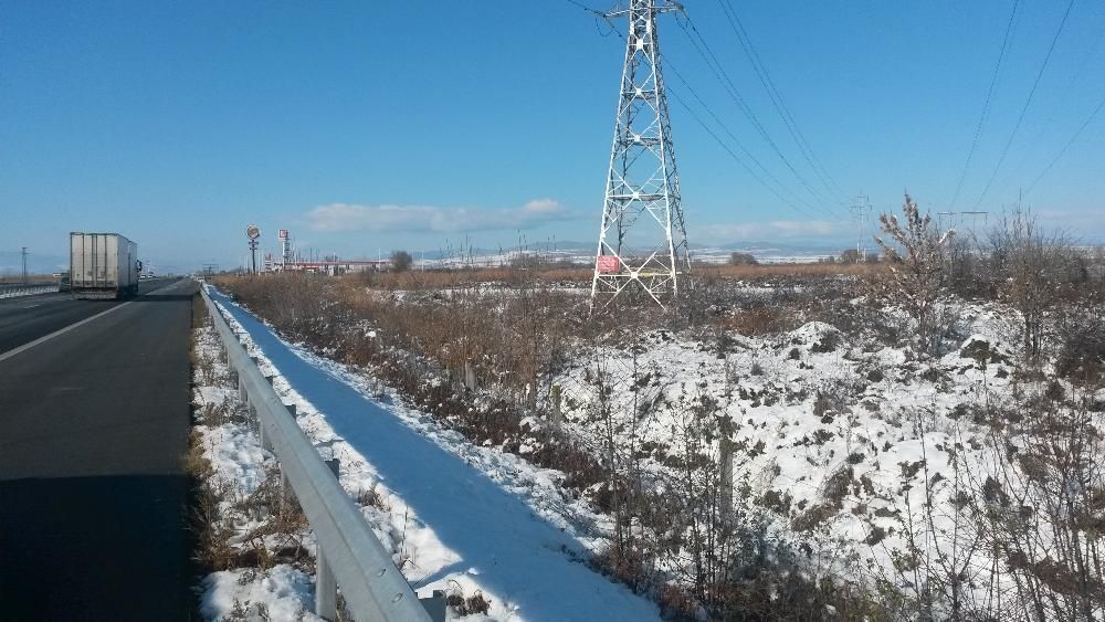 Парцел с лице на магистрала Тракия.