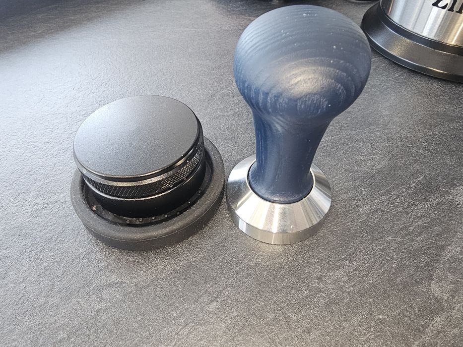 Vând tamper și nivelator de cafea, noi.