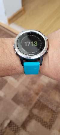 Garmin fenix 5 plus, smartwatch. Fitbit sense.