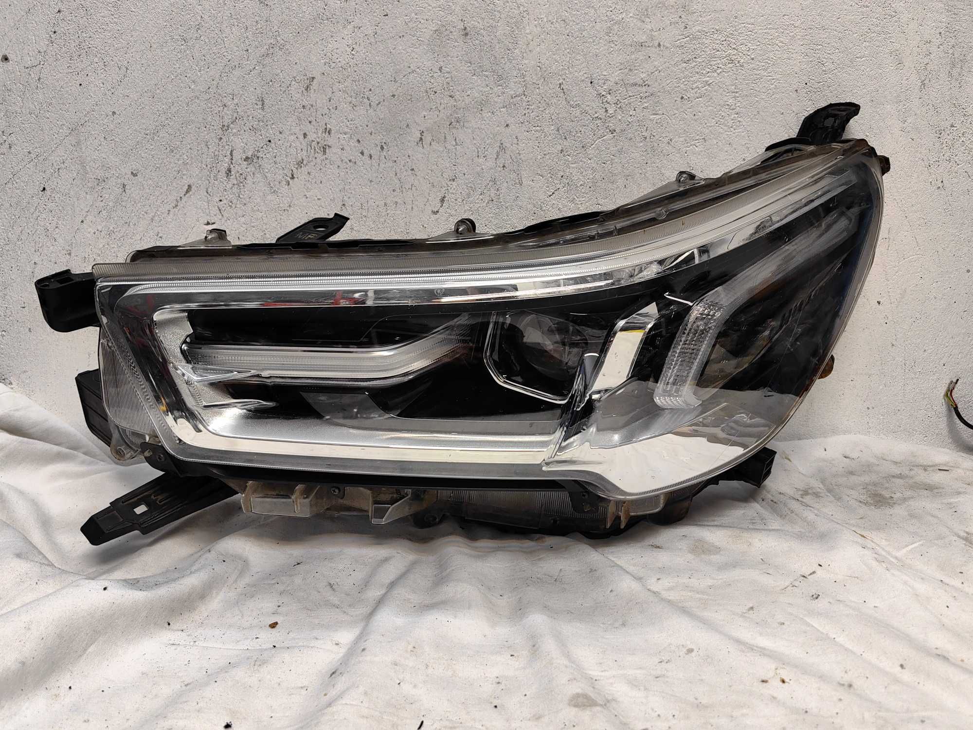 Оригинален фар Тойота  Toyota Hilux Full Led
