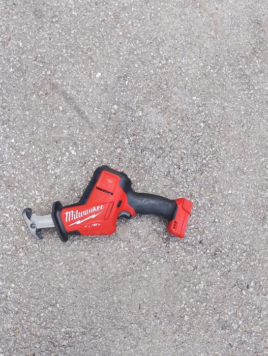 Безчетков саблен трион Milwaukee m18