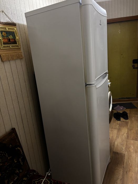 Продам большой 2-х камерный холодильник фирмы INDSIT с морозильной кам