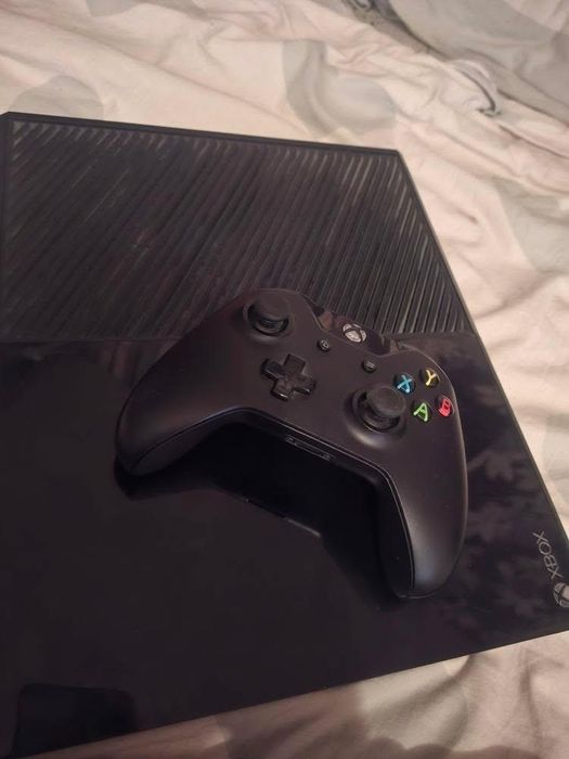 Здравейте продам този Xbox one със джостик и два диска