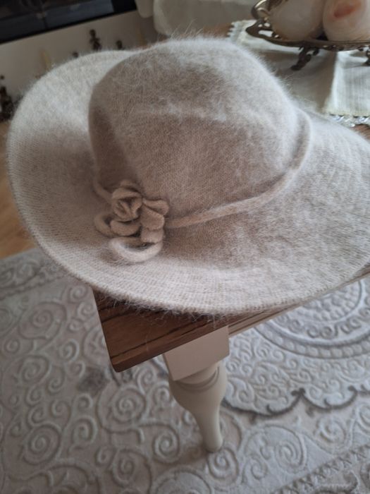 Palarie  de  dama  din  lána