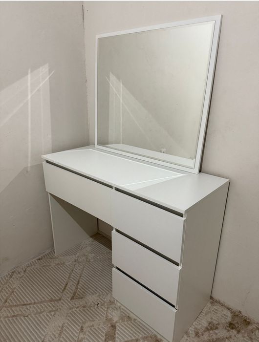 комод с зеркалом