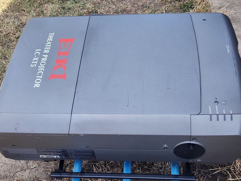 Videoproiector profesional Eiki LC-XT5