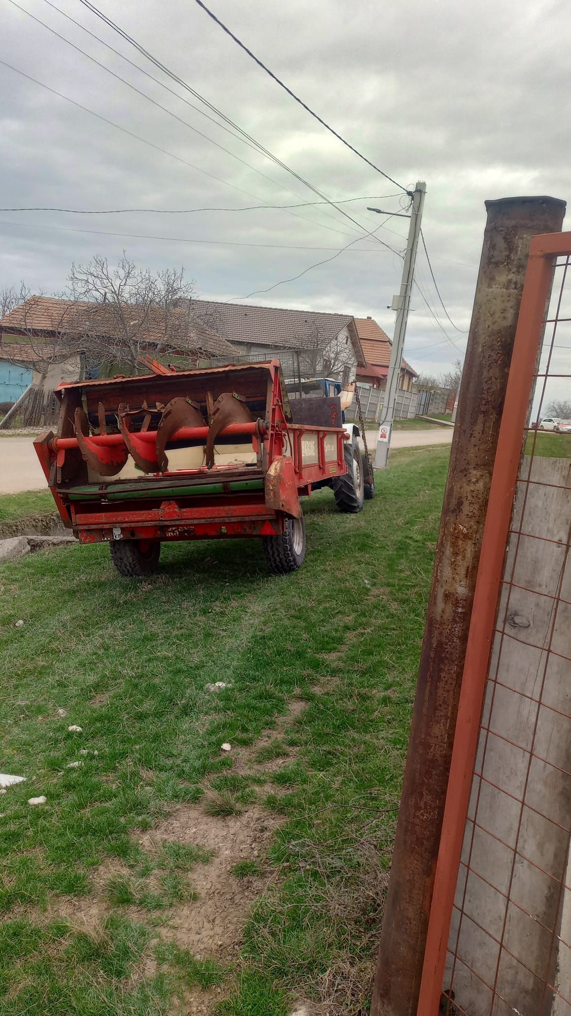 Tractor ford cu coasă lateral, migdale gunoi