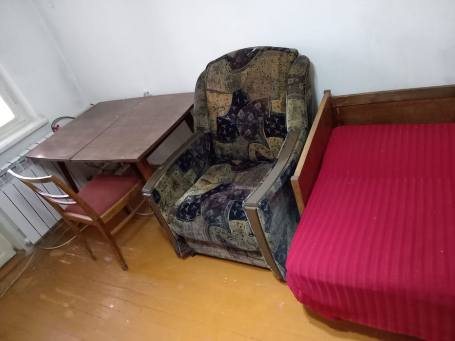 Шкафы, диваны стол дверь кресло