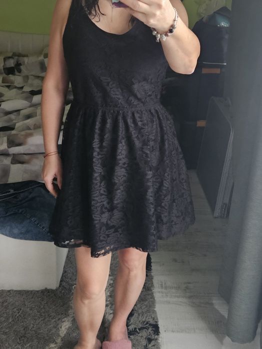 Дантелена рокля . .