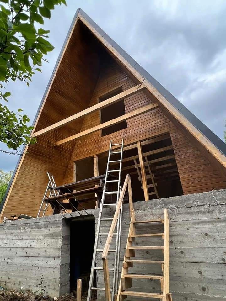 Vând cabane de lemn in forma literei A