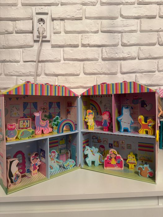 Кутия тип къщичка за игра с дървени фигурки, феи, дъги, еднорози.