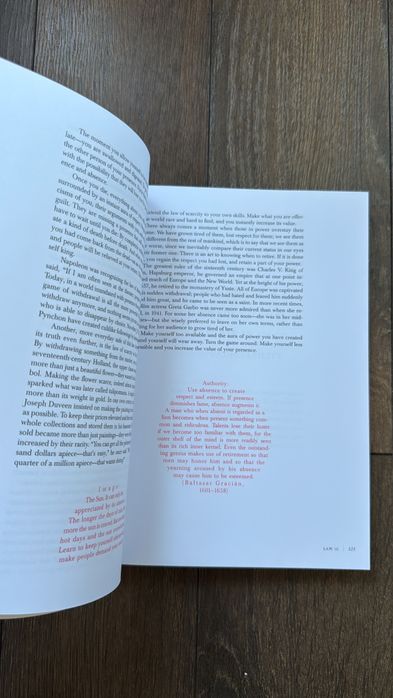 “The 48 laws of power” книга на английски език
