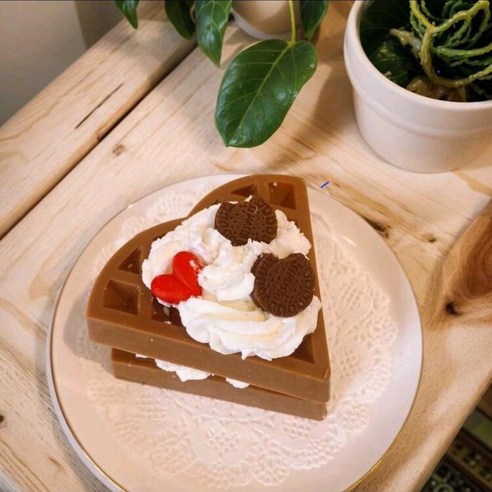 Ароматни свещи в различни фори рози, торти, кремове