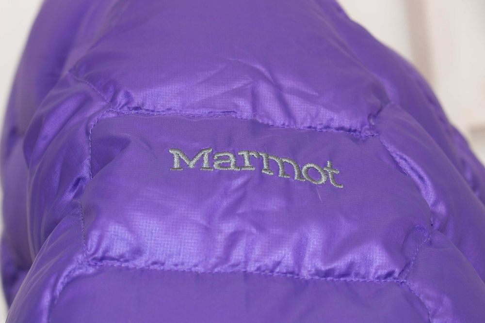 Marmot оригинално дамско яке пухено лилаво с качулка 800 пълнеж пух S