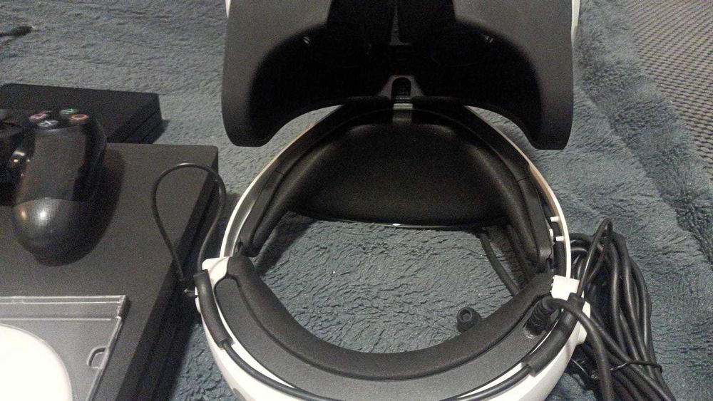 PS4 Pro Modat 1 TB cu VR si  cu HDD EXT  de 4 TB  cu 184 de jocuri