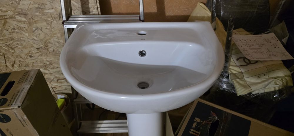 Продам Раковина с пьедесталом Sanita