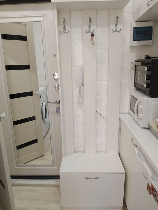 Прихожка белая..