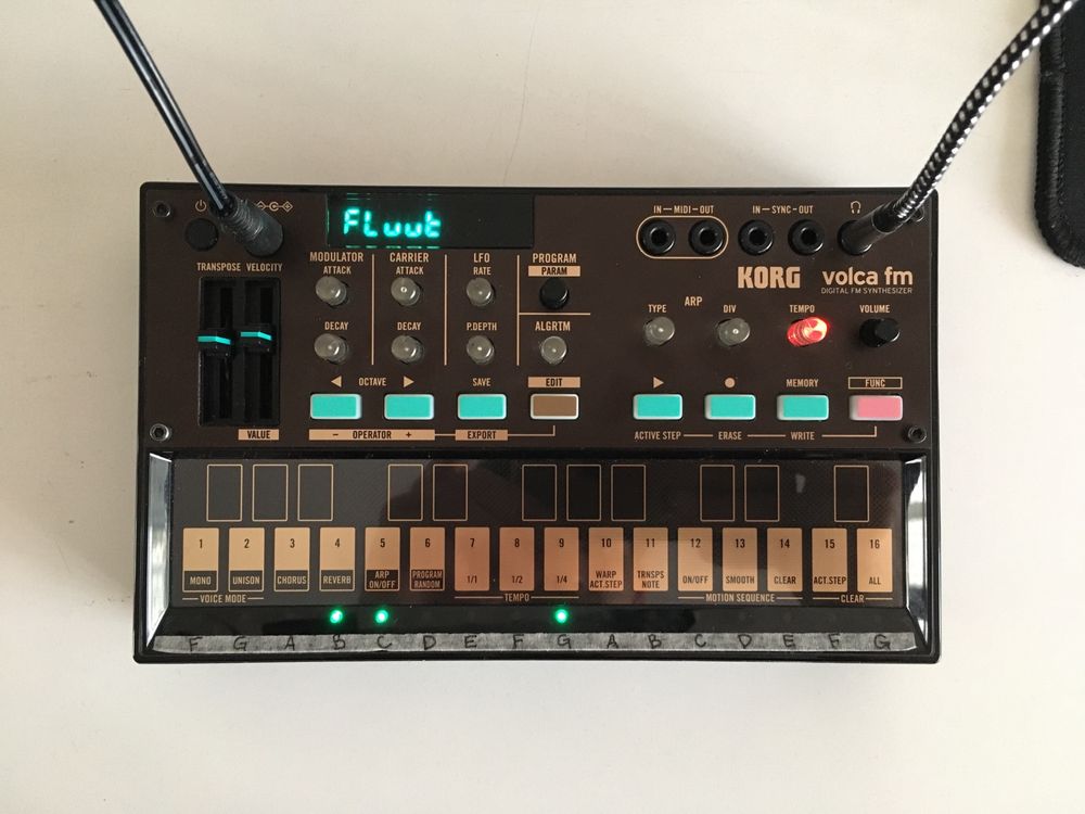 Korg Volca FM2 с адаптером