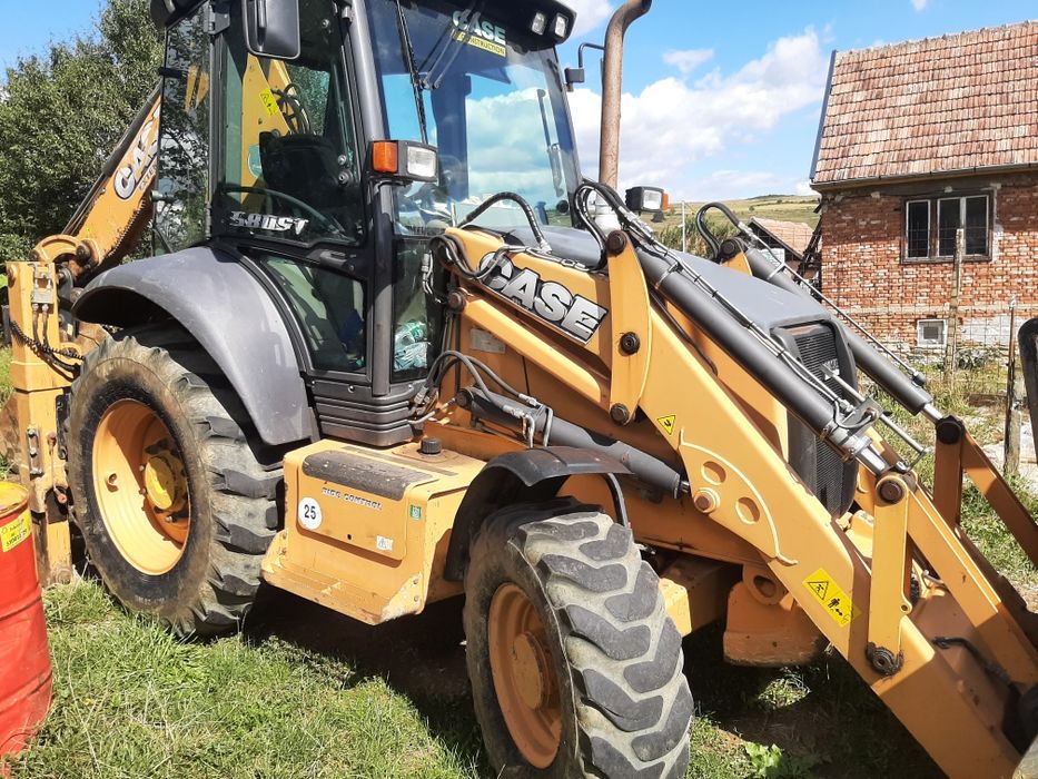 Închiriez buldoexcavator cu deservent