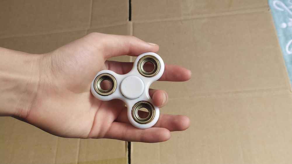 пластиковый спинер в хорошем состояние  (антистресс)