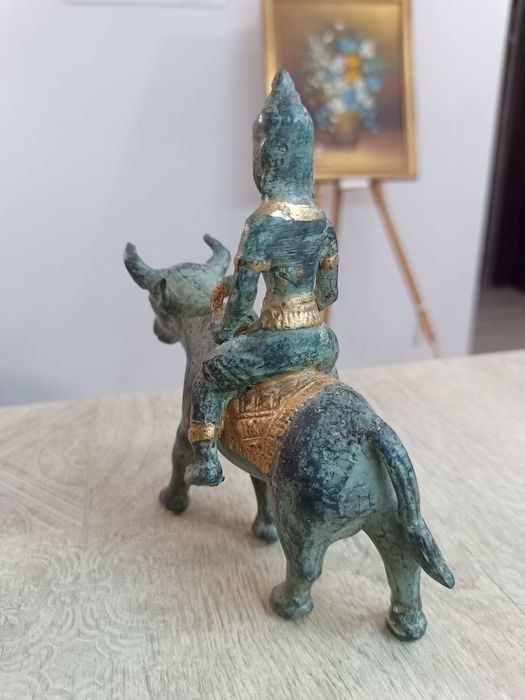 Статуетката изобразява Бог Яма (Владетелят на Правосъдието),