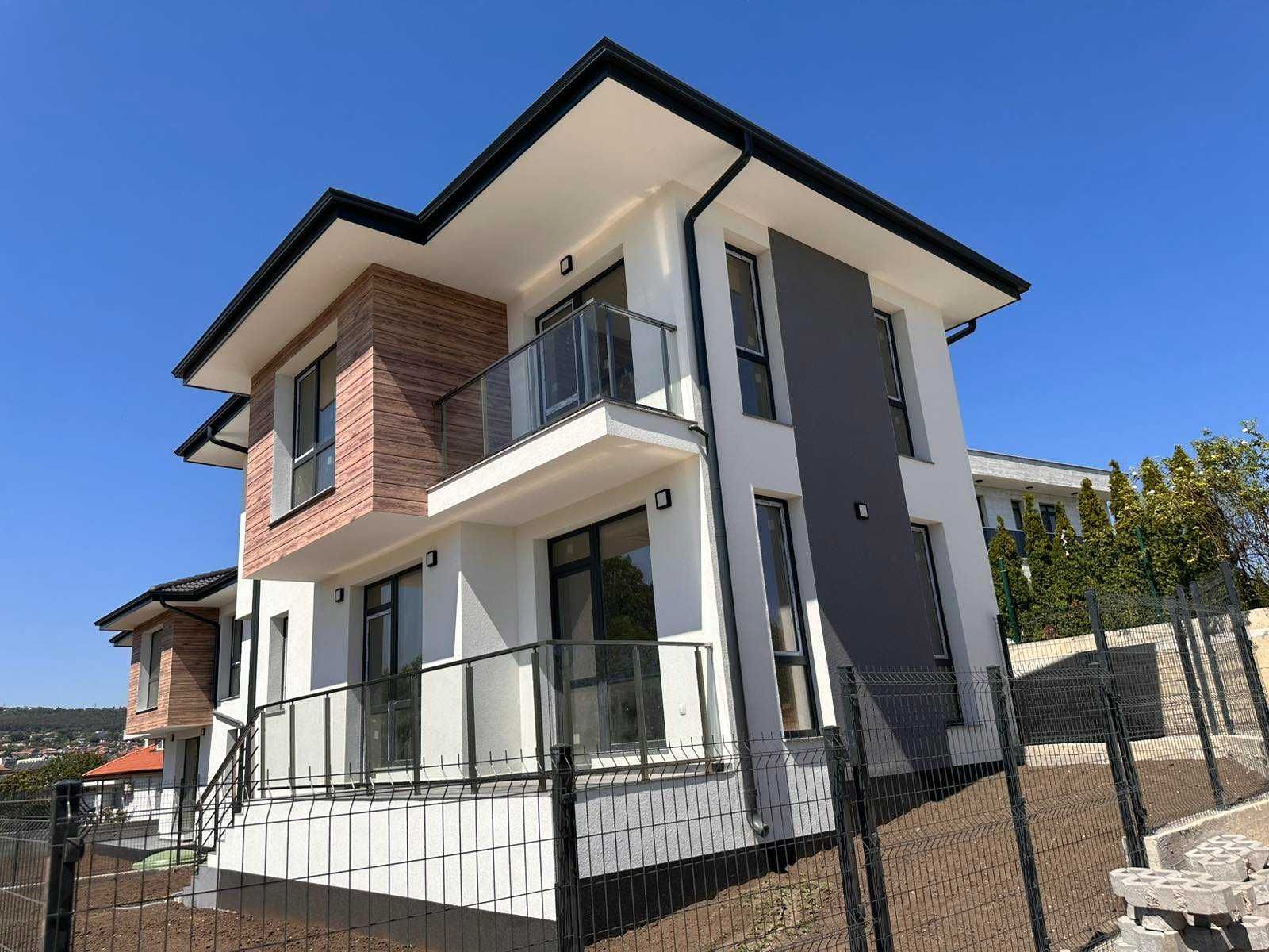 Продавам нова къща с 3 спални  в м-т Траката във Варна.