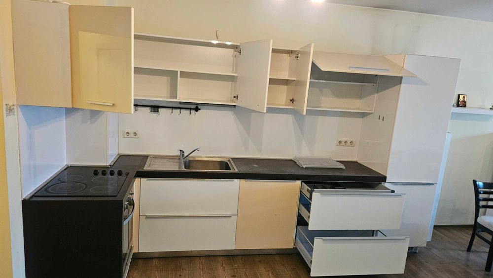 Поръчкова кухня със секция