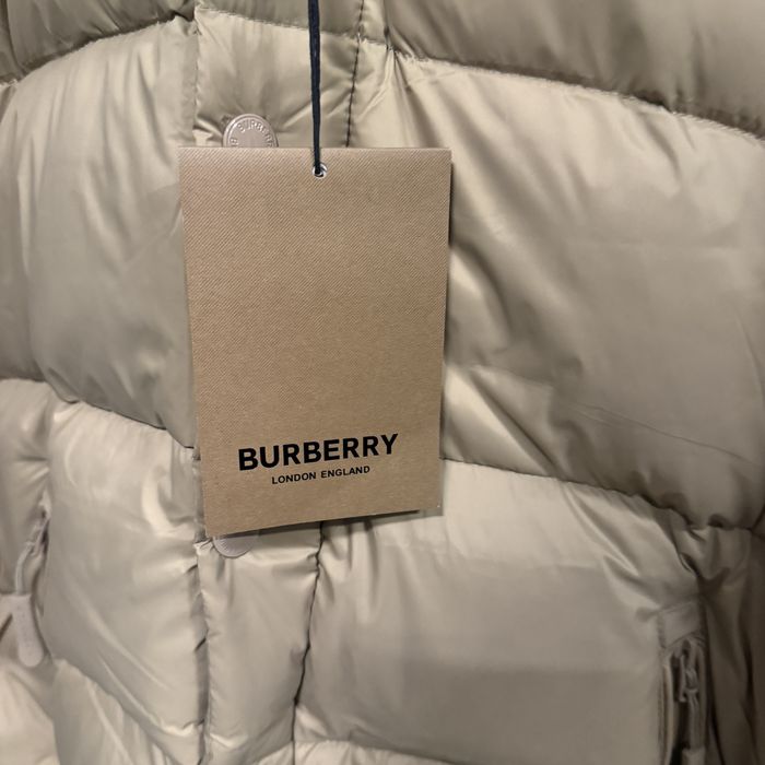 Vand geaca 2in 1 Burberry noua cu eticheta