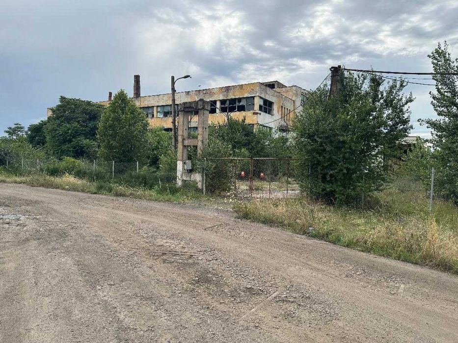 Vand hala cu front la strada principala