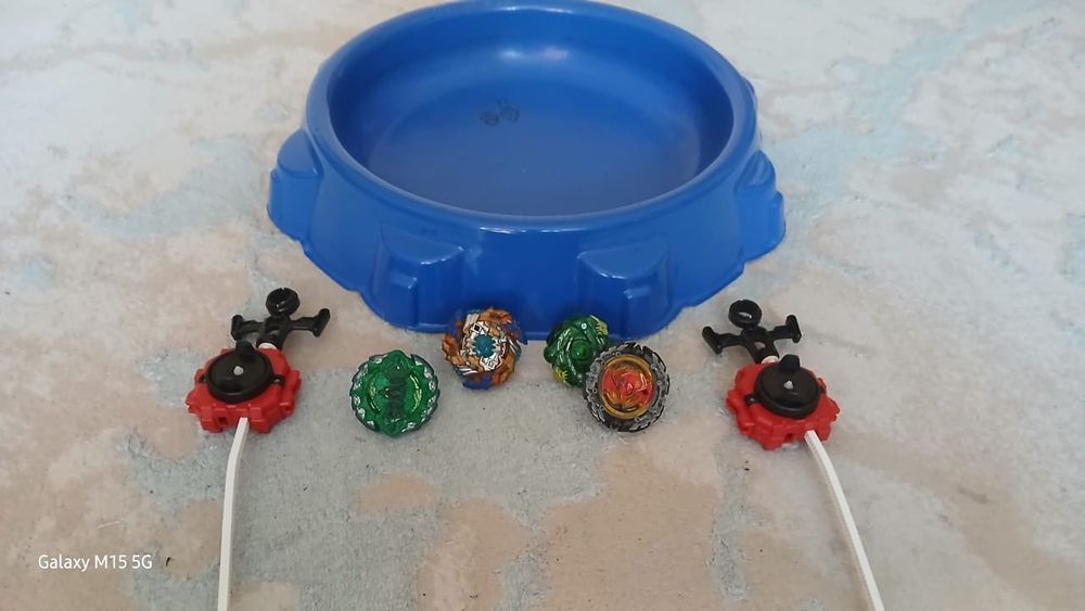 Продам бейблэйды с ареной, в хорошем состоянии.