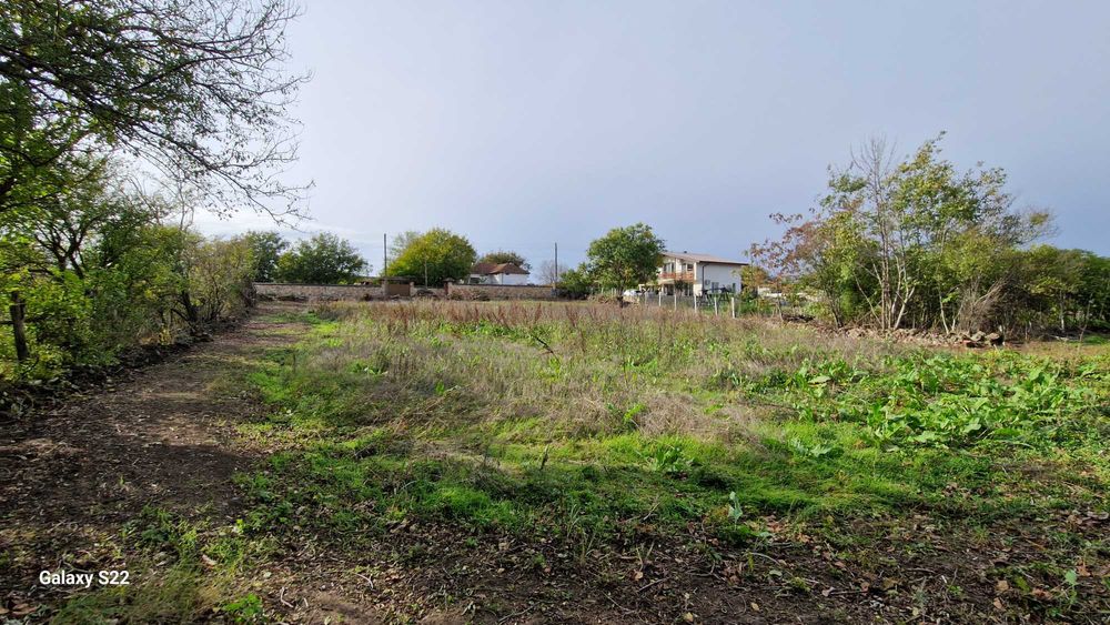 Продавам дворно място в с.Езерец, област Добрич